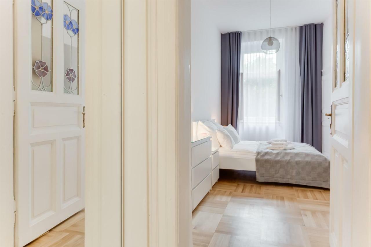 The Dancing House Residence, Two Bedroom Apartment With Balcony Near River! プラハ エクステリア 写真