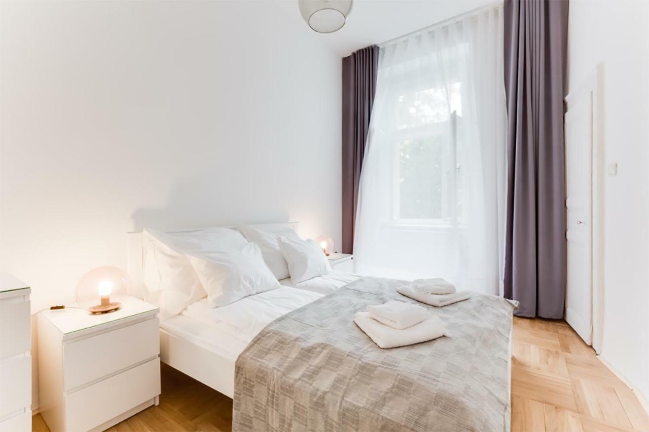 The Dancing House Residence, Two Bedroom Apartment With Balcony Near River! プラハ エクステリア 写真