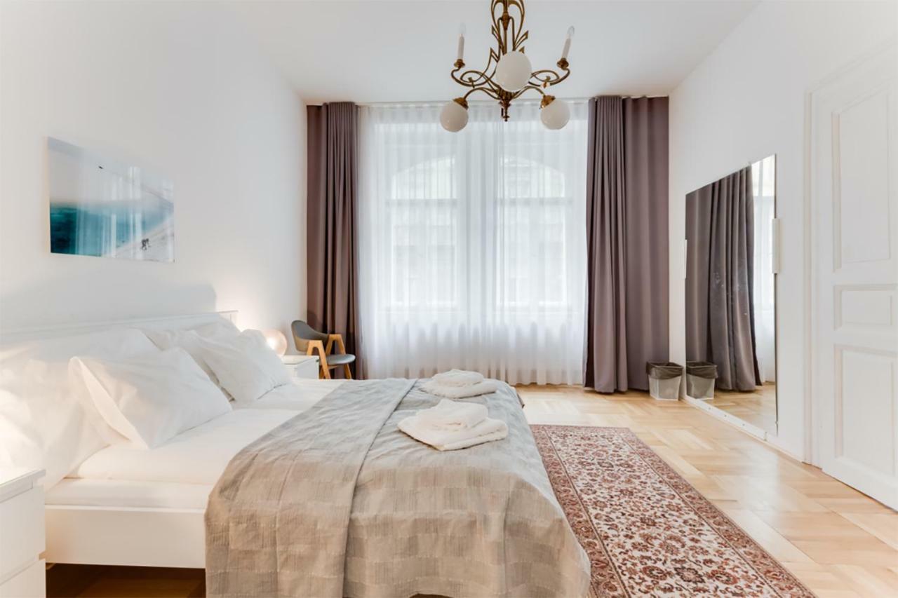 The Dancing House Residence, Two Bedroom Apartment With Balcony Near River! プラハ エクステリア 写真
