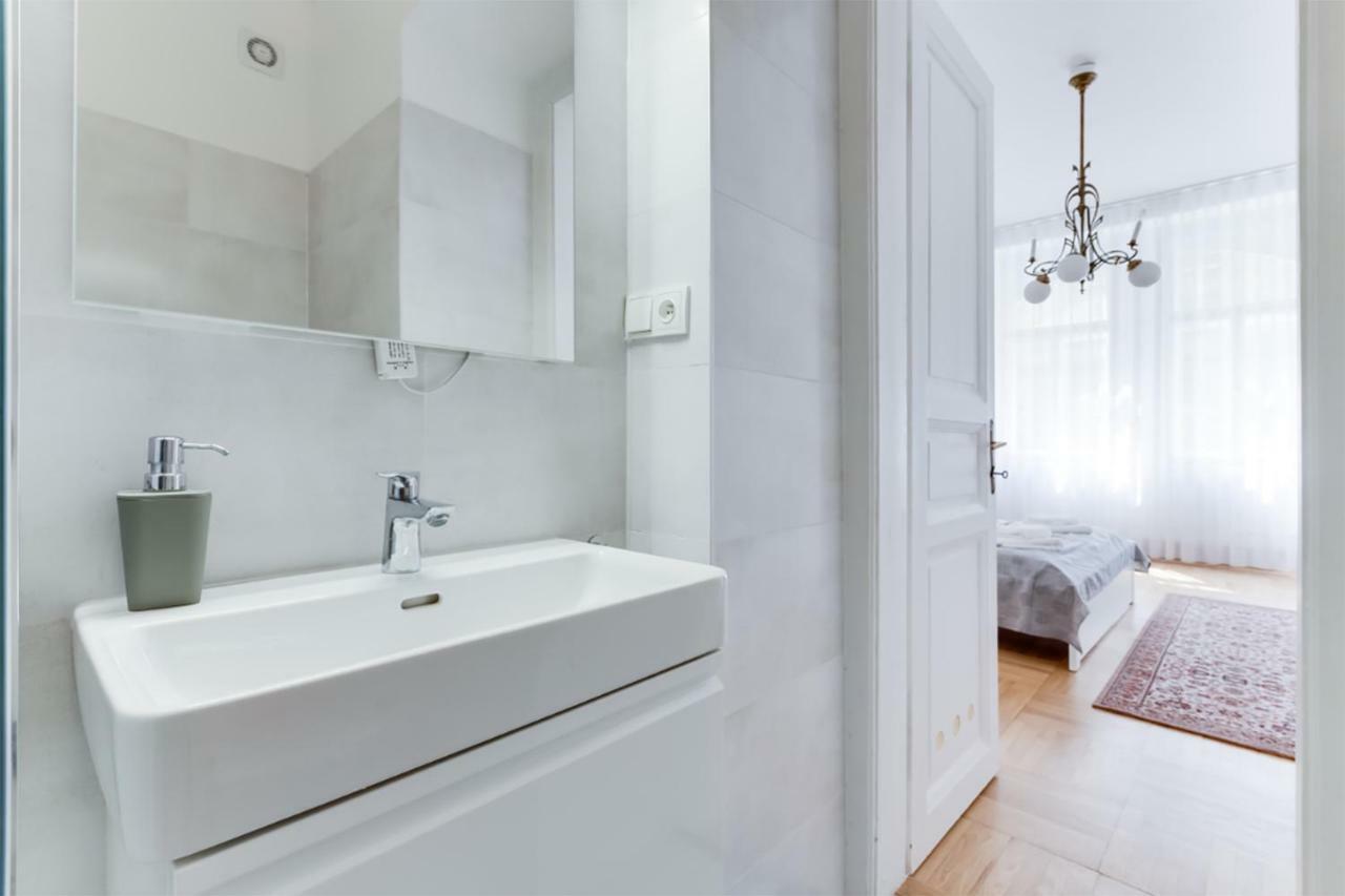 The Dancing House Residence, Two Bedroom Apartment With Balcony Near River! プラハ エクステリア 写真
