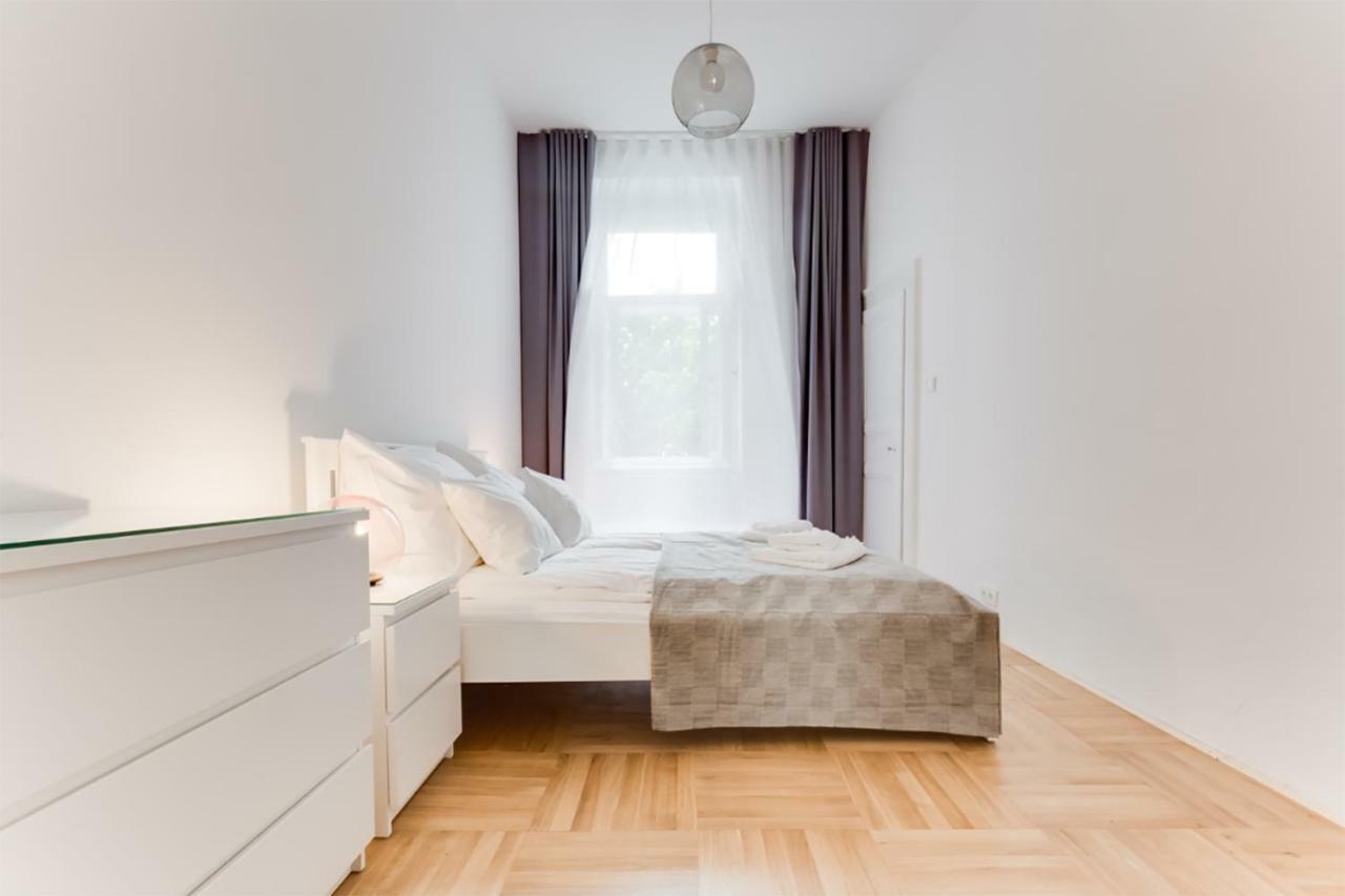 The Dancing House Residence, Two Bedroom Apartment With Balcony Near River! プラハ エクステリア 写真